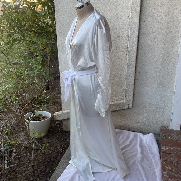 Flora Nikrooz Vintage 1970’s stunning robe w/ beautiful embroidered sleeves - Picture 5 of 10